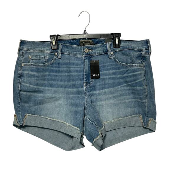 Torrid 5 Inch Vintage Stretch Mid-Rise Short NWT Womens Sz 22 Light Wash Classic - Picture 1 of 6